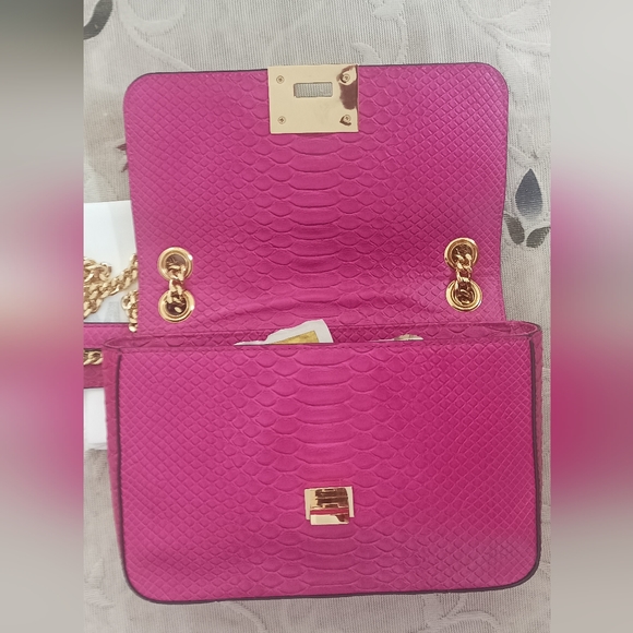 Authentic Michael Kors Tina Medium Shoulder Bag in Fuchsia - Picture 3 of 16